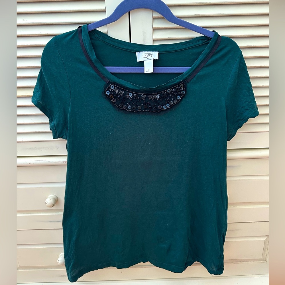 Ann Taylor LOFT Outlet short sleeve top. Size M